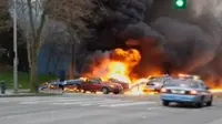 Sebuah Helikopter jatuh dan terbakar ditengah kota Seattle, Amerika Serikat menewaskan dua orang dan membakar beberapa mobil.
