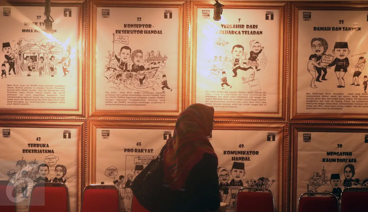 Pendukung pasangan Agus Harimurti Yudhoyono (AHY) dan Sylviana Murni melihat poster 101 alasan memilih Mas Agus dan Mpok Sylvi usai peluncuran di Jakarta, Senin (16/1). Acara juga diisi dialog kebangsaan bersama AHY. (Liputan6.com/Helmi Fithriansyah)