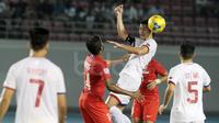 Pemain Filipina, Philip Younghusband (tengah) berduel dengan pemain Singapura pada laga AFF Suzuki Cup 2016 di Philippine Sports Stadium, (19/11/2016).  (Bola.com/Nicklas Hanoatubun)
