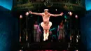 Salah seorang pemain akrobat menampilkan aksinya saat pratinjau media untuk pertunjukan ‘Cirque Du Soleil: Kooza’ di Singapura, Selasa (11/7). Kata Kooza berarti ‘kotak’ atau ‘harta karun’ yang merupakan konsep pertunjukan ini. (AP/ Wong Maye-E)