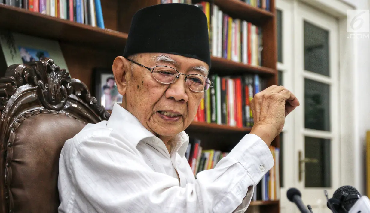 Salahuddin Wahid atau Gus Solah memberi keterangan pers ketika tim Jelajah Kebangsaan berkunjung ke Pesantren Tebuireng dan ziarah makam Gus Dur di Jombang, Jawa Timur, Rabu (20/2). (Liputan6.com/Johan Tallo)