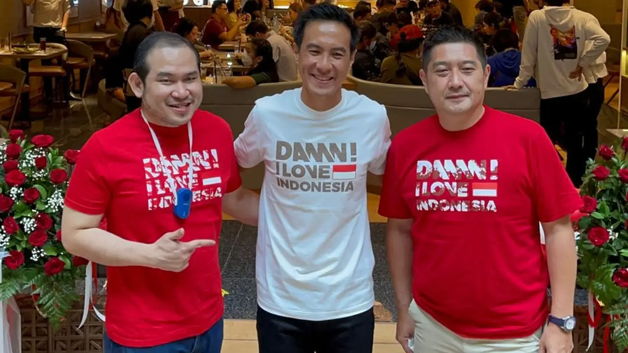 Daniel Mananta bersama rekannya saat pembukaan Restauran Padamu nNegeri di Mall Kota Kasablanka