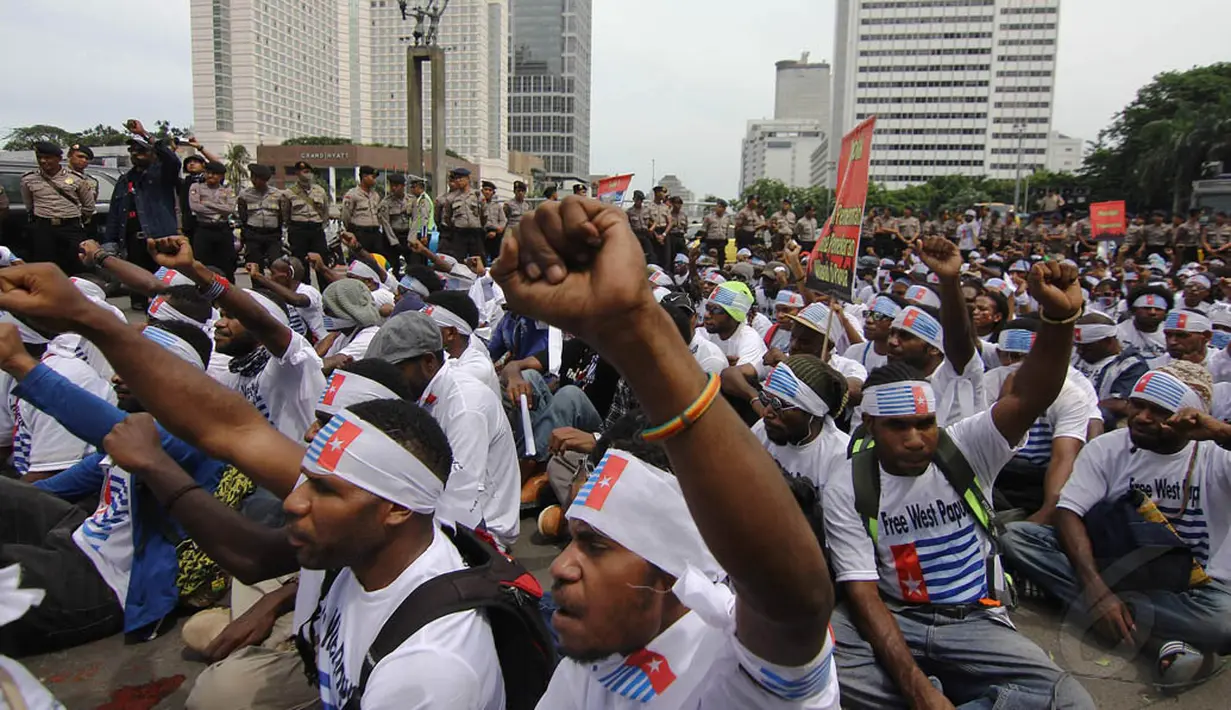 Massa dari Aliansi Mahasiswa Papua menggelar aksi unjuk rasa di Bundaran HI, Jakarta, Senin (1/12/2014). (Liputan6.com/Faizal Fanani) 