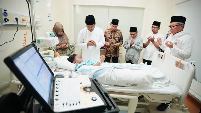 Mensos Jenguk Korban Selamat Reruntuhan Pondok Pesantren