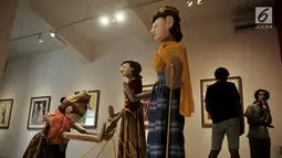 Pengunjung melihat instalasi wayang golek karya Sasya Tranggono dalam pameran bertajuk "Cinta untuk Indonesia" di Galeri Nasional, Jakarta, Kamis (28/2). Pameran ini digelar hingga 10 Maret mendatang. (Merdeka.com/Iqbal S. Nugroho)