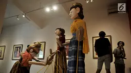 Pengunjung melihat instalasi wayang golek karya Sasya Tranggono dalam pameran bertajuk "Cinta untuk Indonesia" di Galeri Nasional, Jakarta, Kamis (28/2). Pameran ini digelar hingga 10 Maret mendatang. (Merdeka.com/Iqbal S. Nugroho)