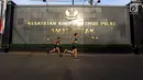 Dua orang peserta berlari saat mengikuti "Brimob RUN 2017" di Kelapa Dua, Depok, Minggu Pagi (3/12). Acara ini merupakan rangkaian dari perayaan hari ulang tahun Korps Brimob Polri ke-72. (Liputan6.com/JohanTallo)