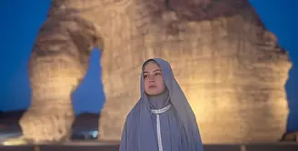 Aktris keturunan Minang-Inggris ini memilih gamis layer dengan potongan longgar yang memberikan kesan elegan dan nyaman. [@kimbrlyryder].
