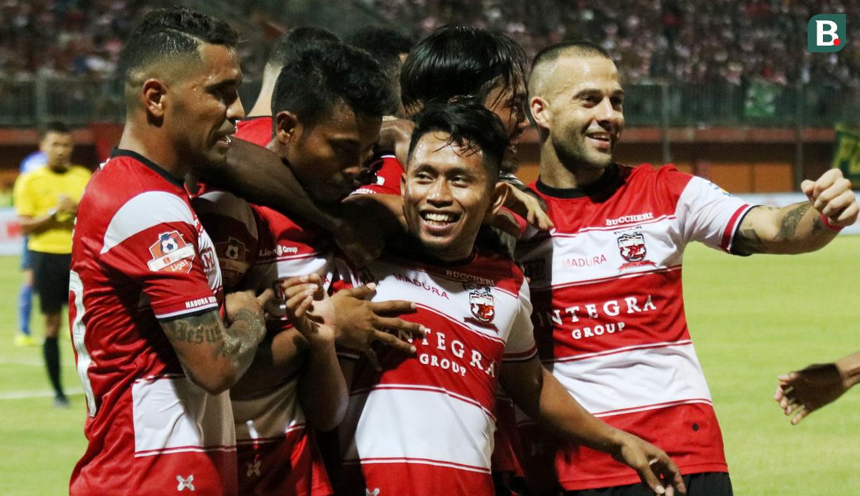 Andik Vermansah mencetak gol untuk Madura United melawan Arema FC di Stadion Gelora Madura, Pamekasan, Sabtu (20/7/2019). (Bola.com/Aditya Wany)