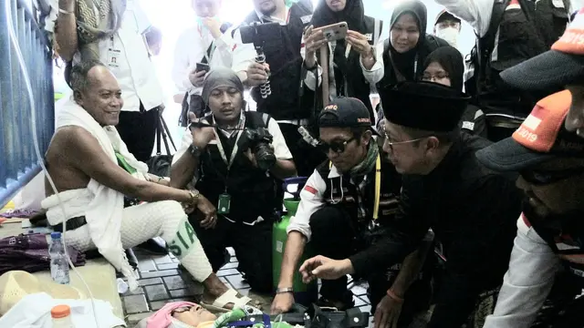 Menteri Agama Lukman Hakim Saifuddin menemui jemaah haji sakit di Mina. Darmawan/MCH