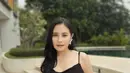 Sentuhan glam ditambahkan lewat anting melingkar berukuran besar dan clutch box bergaya edgy yang semakin menyempurnakan total look-nya. [@prillylatuconsina96].