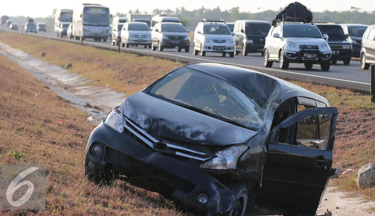 Kecelakaan di Km 149+800 membuat lalu lintas di tol Cipali menjadi tersendat, Jawa Barat, Senin (13/7/2015). (Liputan6.com/Herman Zakharia)