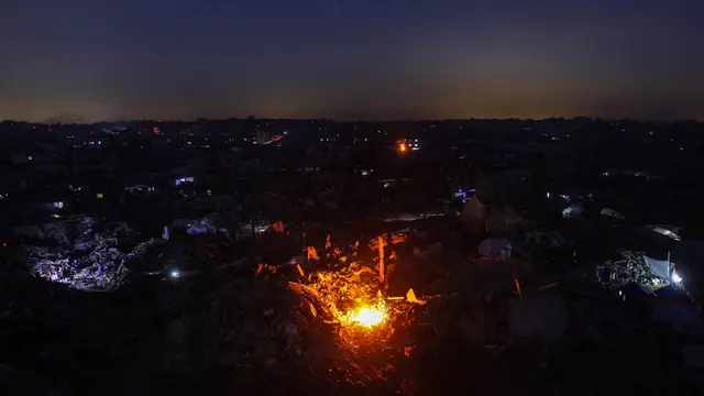 Warga Palestina Bertahan Hidup di Reruntuhan