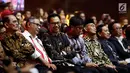 Mendikbud Muhadjir Effendy (kelima kiri) bersama sejumlah perwakilan dari petinggi stasiun televisi menghadiri acara anugerah KPI 2017 di Jakarta, Sabtu (28/10). Acara ini juga dihadiri Presiden ke-5 RI, Megawati Soekarnoputri. (Liputan6.com/Johan Tallo)