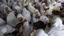 Santri membaca Al Quran saat tadarus massal awal Ramadhan 1440 H di Pesantren Ar-Raudhatul Hasanah, Medan, Sumatera Utara pada 6 Mei 2019. Tadarus yang diikuti sedikitnya 3.200 santri tersebut merupakan kegiatan rutin selama bulan Ramadan di pesantren tersebut. (AP/Binsar Bakkara)