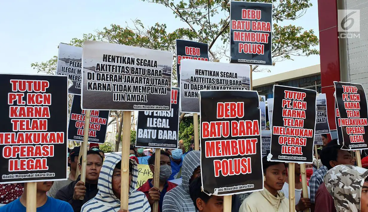 Massa Koalisi Masyarakat Jakarta Utara melakukan unjuk rasa didepan PT. Karya Citra Nusantara (KCN), Jakarta, Sabtu (31/8/2019). Mereka mendesak PT. KCN segera memberhentikan operasi bongkar muat batu bara yang menyebabkan polusi udara di Marunda. (Liputan6.com/HO/Aland)