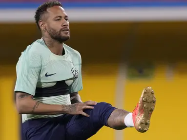 Penyerang Brasil Neymar berlatih selama sesi latihan di stadion Grand Hamad, di Doha, Qatar, Rabu (23/11/2022). Brasil akan memainkan pertandingan pertama mereka di Piala Dunia 2022 melawan Serbia pada 24 November besok. (AP Photo/Andre Penner)
