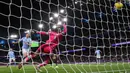 Pemain Manchester City, Julian Alvarez, mencetak gol ke gawang Burnley pada laga Liga Inggris di Stadion Etihad, Kamis (1/2/2024). City menang dengan skor 3-1. (AFP/Darren Staples)