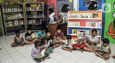 Anak-anak membaca buku di Pojok Baca Kampung Literasi RW 09, Kampung Pondok Jati, Palmeriam, Jakarta Timur, Senin (10/10/2022). Pemerintah Provinsi DKI Jakarta berkolaborasi dengan Kelurahan Palmeriam dan Komunitas Bale Buku Jakarta membangun Pojok Baca Palmeriam. (merdeka.com/Iqbal S. Nugroho)