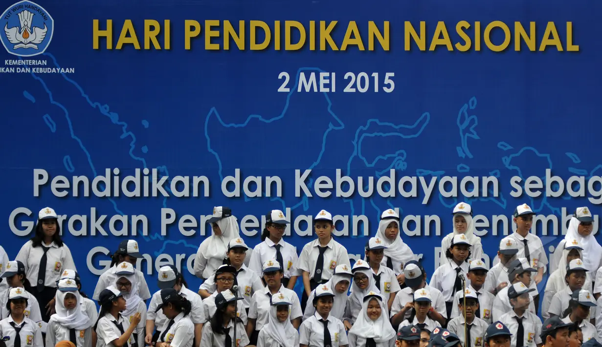 Sejumlah siswa berfoto bersama seusai mengikuti upacara memperingati Hari Pendidikan Nasional di Jakarta, Sabtu (2/5/2015). Peringatan tersebut mengangkat tema 'Gerakan Pencerdasan dan Penumbuhan Generasi Berkarakter Pancasila'. (Liputan6.com/Johan Tallo)