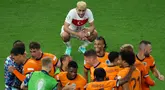 Ekspresi pemain timnas Turki, Baris Alper Yilmaz saat menyaksikan para pemain Belanda merayakan kemenangan laga perempat final Euro 2024 di Olympiastadion Berlin pada 6 Juli 2024 atau Minggu 7 Juli 2024 dini hari WIB. (Ronny HARTMANN/AFP)