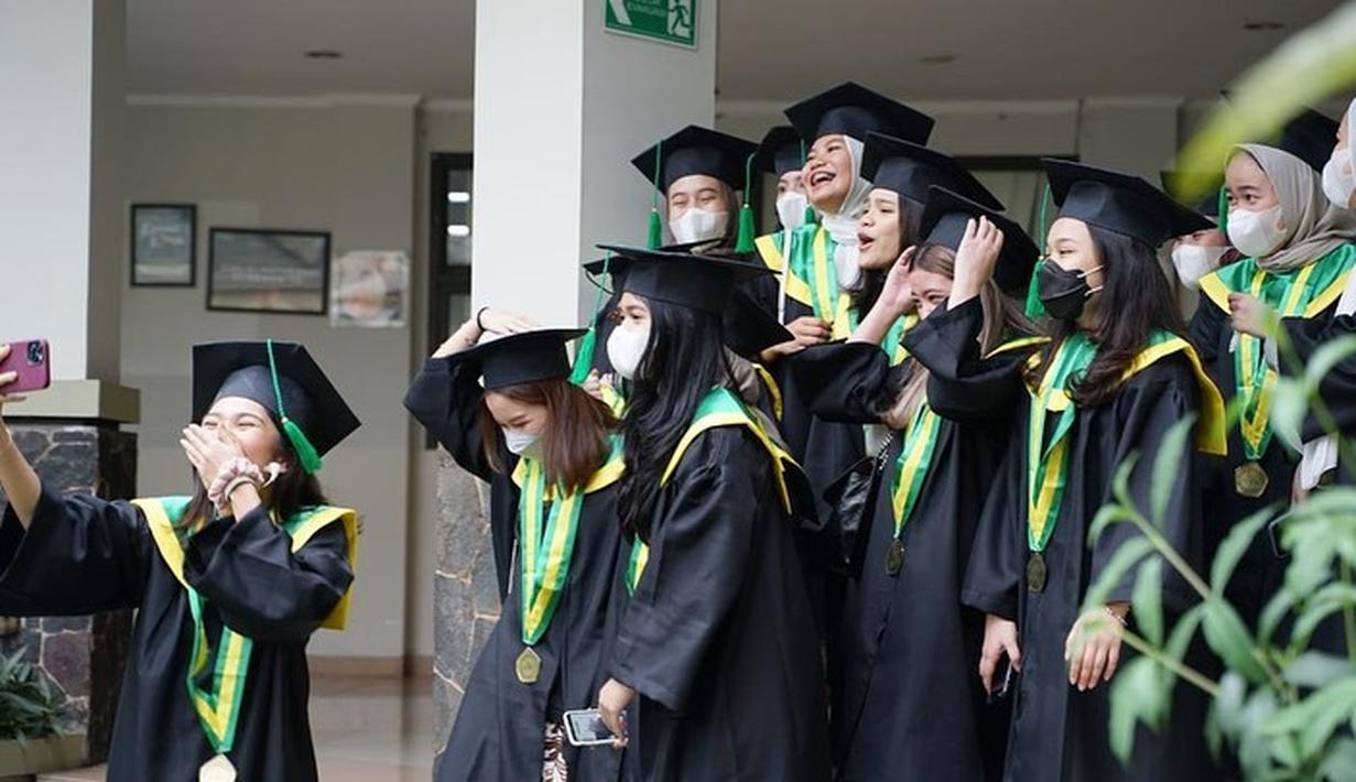 Tak hanya foto formal, Azizah Salsha dan teman-temannya juga abadikan foto dengan selfie bareng. Lulus saat pandemi Covid-19, siswa SMA Al Azhar BSD tak lupa mengenakan masker. Saling melempar canda tawa saat foto selfie diambil, kebersamaan Azizah dan teman-temannya sangat terasa kehangatannya. Saat momen selfie ini, diketahui Azizah berdiri paling depan yang mengambil foto. (Liputan6.com/IG/@azizahsalsha_)