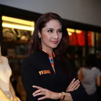 Bertindak sebagai produser pementasan dan pembina Teater Abang None, Maudy Koesnaedi tetap terlihat muda dengan busana hitam dan rambutnya yang terurai panjang. (Deki Prayoga/Bintang.com)