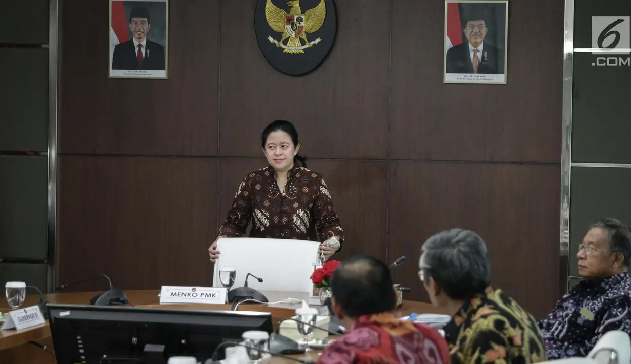 Menko PMK Puan Maharani saat tiba untuk memimpin Rakor Tingkat Menteri di Kantor Kemenko PMK, Jakarta, Rabu (6/11). Rakor tersebut membahas tentang evaluasi pelaksanaan program Beras Sejahtera (rastra). (Liputan6.com/Faizal Fanani)