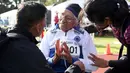 Seorang wanita berusia 101 tahun asal India, Man Kaur merayakan kemenangannya usai berkompetisi dalam lari sprint 100 meter di kategori usia 100+ di World Masters Games di Trusts Arena di Auckland (24/4). (AFP Photo/Micheal Bradley)