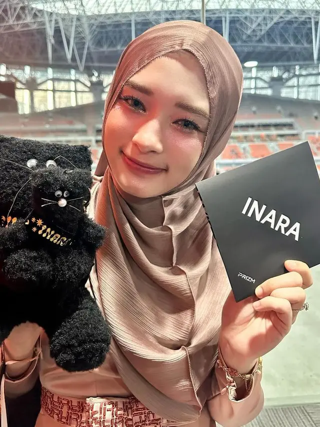 Gaya Inara Rusli di Golden Disk Award