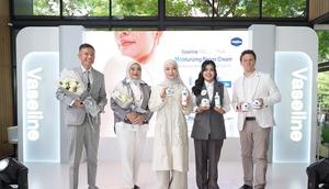 Foto bersama di tengah konferensi pers peluncuran inovasi “Vaseline Pro Derma” : dr. M. Akbar Wedyadhana, Sp. DVE, FINSDV, FAADV – Ketua PERDOSKI Cabang Jakarta, Dr. dr. Windy Keumala Budianti, SpDVE, Subsp.DAI, FINSDV, FAADV – Kepala Departemen Dermatologi & Venereologi FKUI-RSCM dan Founder Immuno Derma Clinic, Nikita Willy – Vaseline Pro Derma Muse, Melisa Caroline - Senior Brand Manager Vaseline, Matthew Seal – Head of R&D Beauty & Wellbeing Unilever Indonesia. (dok. tim Vaseline Pro Derma)