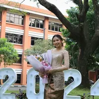 Kebaya tersebut dipadukan dengan bawahan kain warna gold. Serta heels strap warna keemasan yang membuatnya semakin elegan. &nbsp;[@aliyyah.kohl]