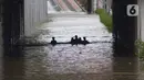 Warga melintasi banjir di terowongan Jalan Angkasa, Jakarta, Selasa (25/2/2020). Hujan yang mengguyur Jakarta sejak Senin (24/2) malam membuat sejumlah kali meluap dan menyebabkan banjir di terowongan tersebut. (Liputan6.com/Helmi Fithriansyah)