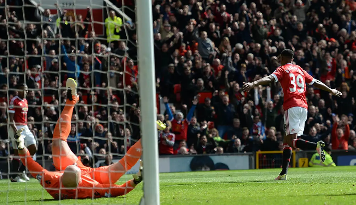 Striker Manchester United, Marcus Rashford, merayakan gol yang dicetaknya ke gawang Aston Villa pada laga Liga Inggris di Stadion Old Trafford, Manchester, Sabtu (16/4/2016) MU menang 1-0 atas Aston Villa. (AFP/Oli Scarff)