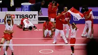 Timnas takraw Indonesia merayakan kemenangan atas Jepang saat bertanding di final Asian Games 2018 di Palembang, Sabtu (1/9). Indonesia menaklukkan Jepang dan berhak atas medali emas. (AP Photo/Vincent Thian)