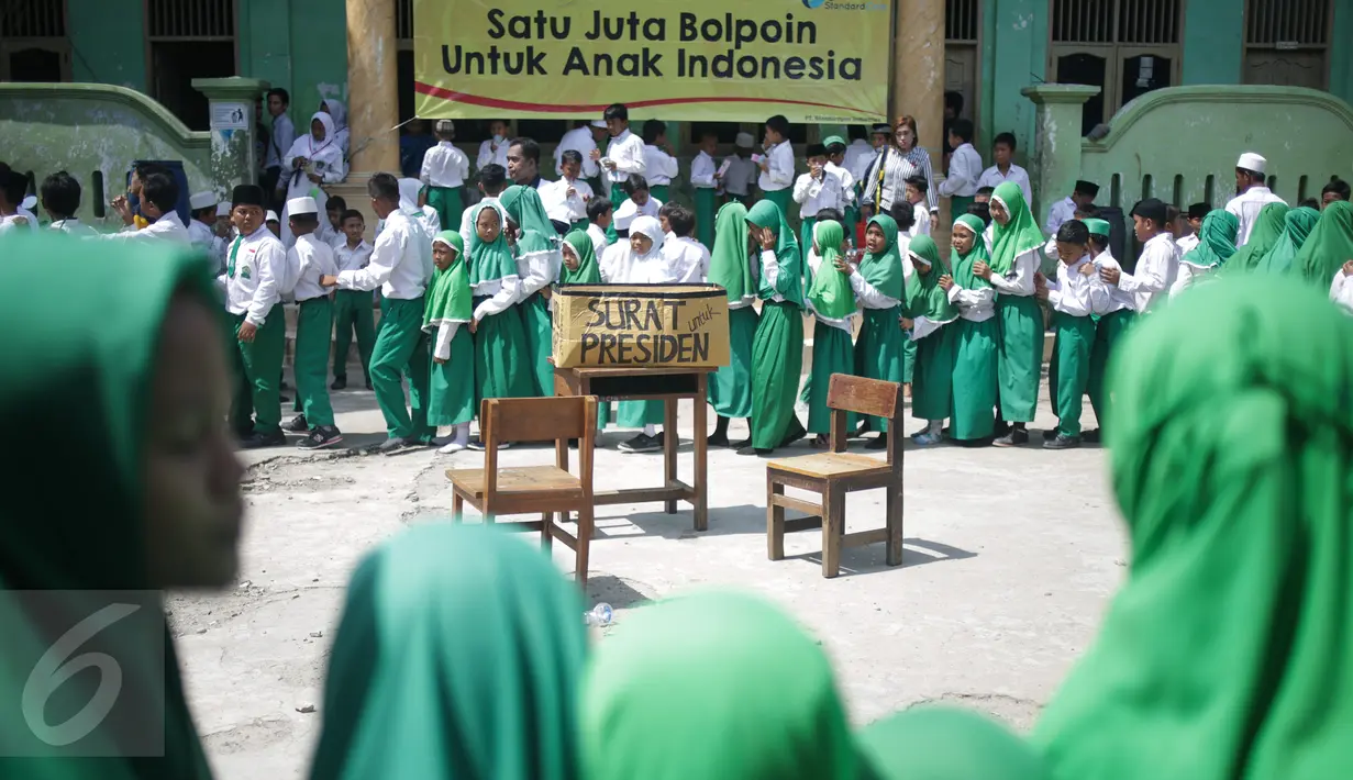 Kotak dari kardus berisi surat yang ditulis oleh murid MI Yayasan Nurul Bahri untuk Presiden Jokowi, di perkampungan nelayan Muara Angke, Jakarta, Senin (27/2). Kegiatan itu sebagai ajakan agar anak Indonesia gemar menulis. (Liputan6.com/Faizal Fanani)