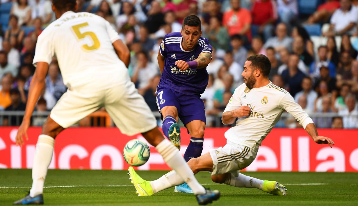 Gelandang Valladolid, Sergio Guardiola, melepas tendangan saat melawan Real Madrid pada laga La Liga di Stadion Santiago Bernabeu, Madrid, Sabtu (24/8). Kedua klub bermain imbang 1-1. (AFP/Gabriel Bouys)