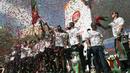 Para pemain Portugal nmerayakan kemenangan meraih trofi juara bersama fans di alun-alun kota di Alameda D. Afonso Henriques, Lisbon, Portugal, (11/7/2016). Portugal menang atas Prancis 1-0. (EPA/Antonio Cotrim)