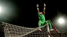 Kiper timnas Mesir, Essam El Hadary merayakan kemenangan atas Kongo pada pertandingan Kualifikasi Piala Dunia 2018 zona Afrika di Stadion Borg el-Arab, Minggu (8/10). Mesir berhasil kembali ke turnamen Piala Dunia setelah 28 tahun. (AP/Nariman El-Mofty)