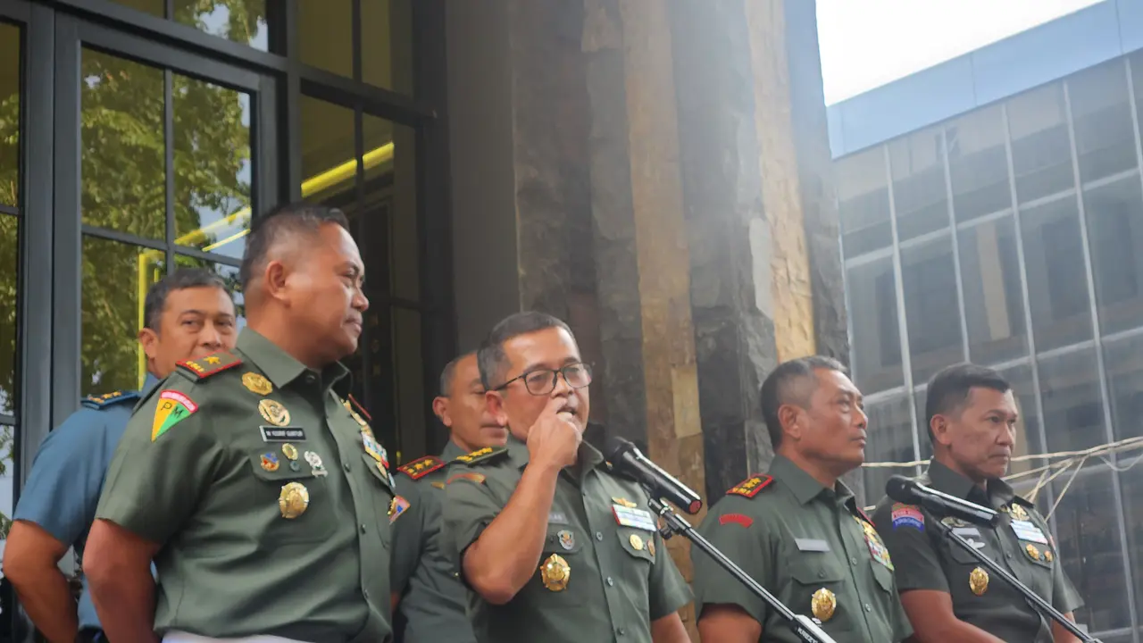Pangdam XVII/ Cenderawasih Mayjen TNI Izak Pangemanan jumpa pers menyampaikan permintaan maaf kasus penganiayaan warga Papua oleh oknum prajurit TNI di Jakarta, Senin (25/3/2024).