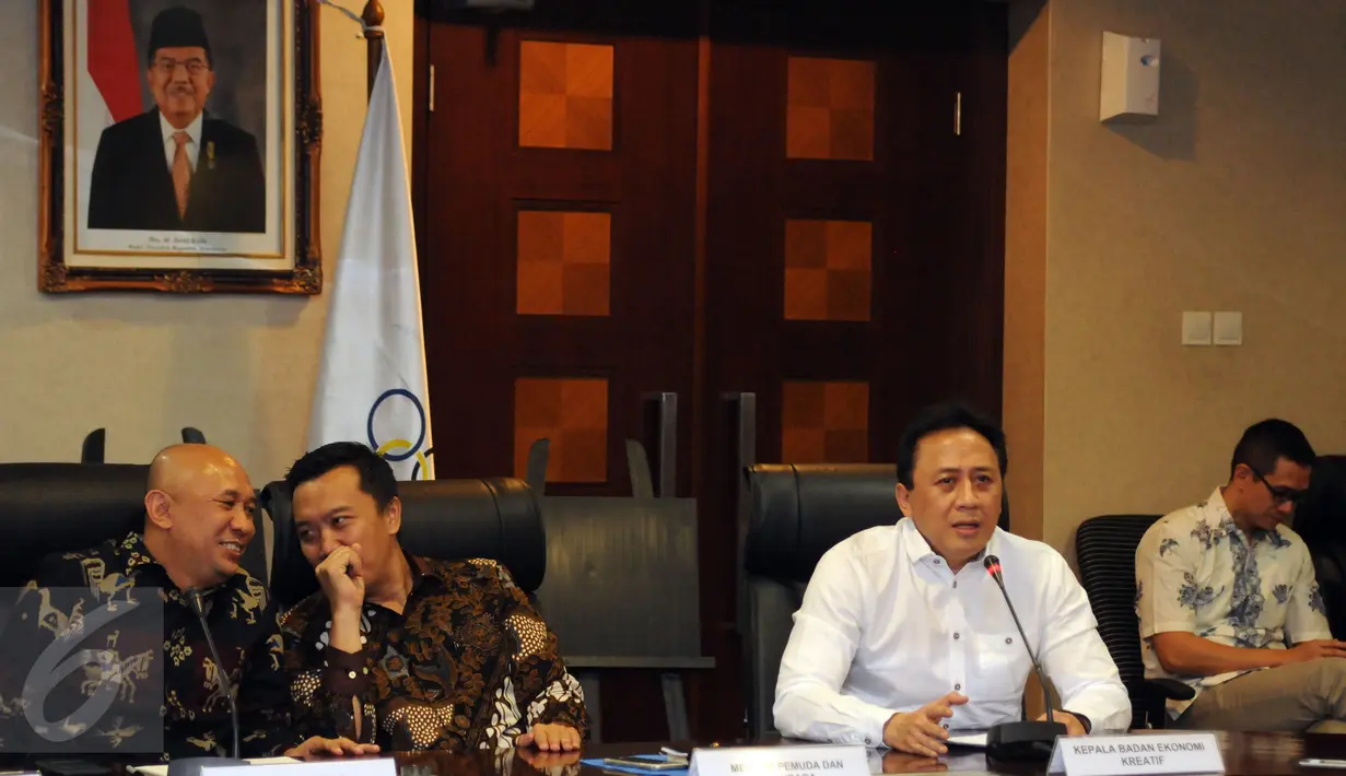 Kepala Barekraf, Triawan Munaf (kedua kanan) memberi keterangan saat peluncuran logo baru Asian Games 2018 di Kantor Kepala Staf Kepresidenan, Jakarta, Kamis (28/7). Logo bertema The Energy of Asia. (Liputan6.com/Helmi Fithriansyah)
