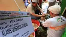 BukaLapak.com bekerjasama dengan Global Qurban dan Aksi Cepat Tanggap (ACT) menyalurkan hewan kurban yang dibeli secara online di Bukalapak.com kepada masyarakat yang membutuhkan di Jakarta, Kamis (24/9). (Istimewa)