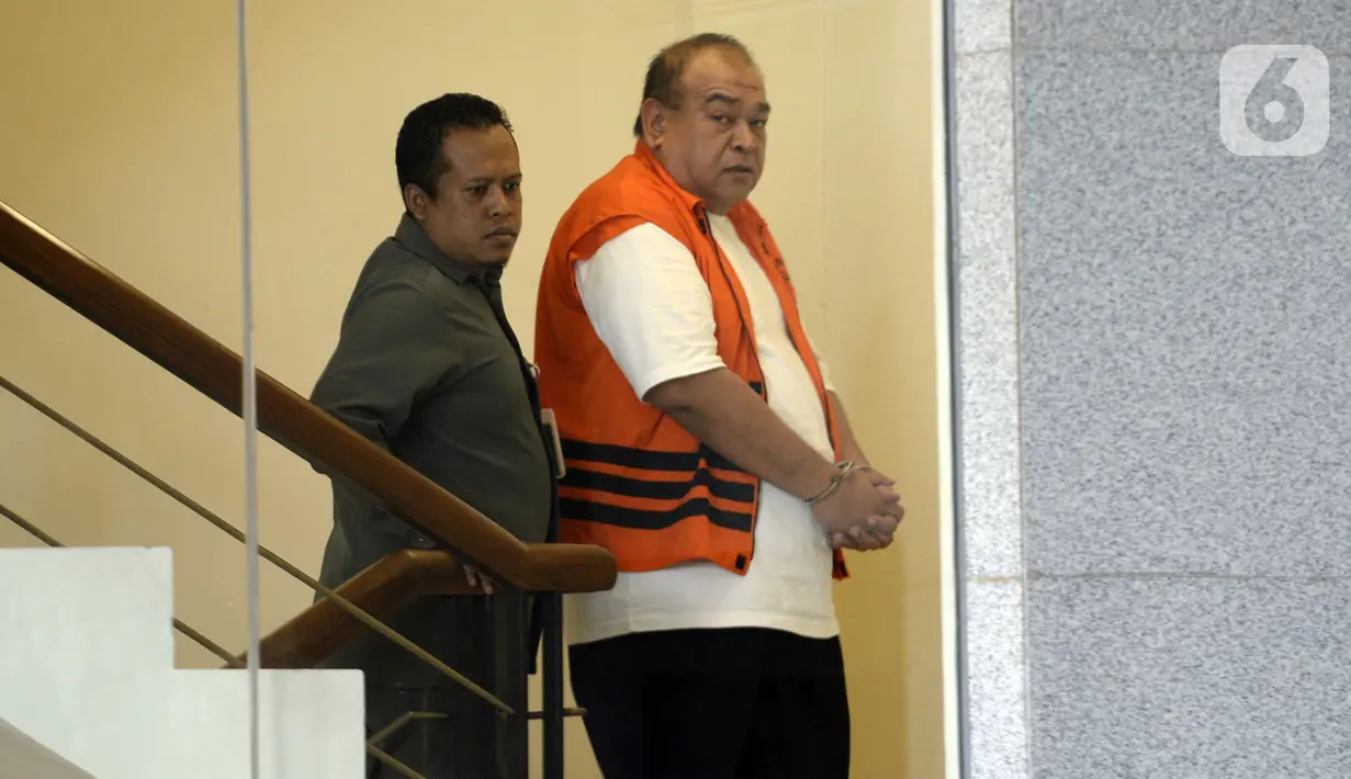 Kontraktor, Muhammad Yamin Kahar dikawal petugas akan menjalani pemeriksaan perdana pasca penahanan di Gedung KPK, Jakarta, Senin (10/2/2020). Yamin  Kahar diperiksa sebagai tersangka terkait suap proyek Jembatan dan pembangunan Masjid Solok senilai Rp 69,8 miliar. (merdeka.com/Dwi Narwoko)