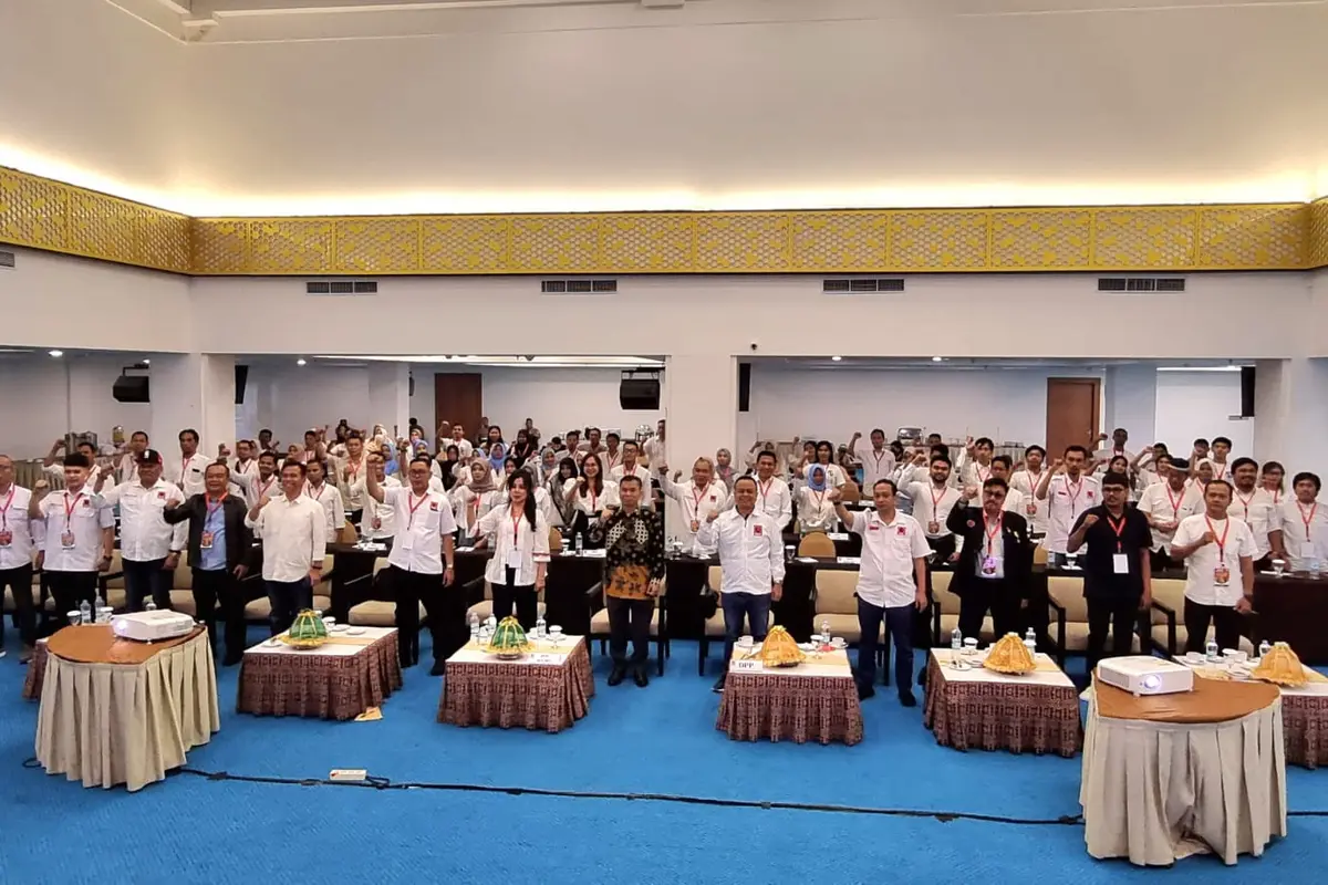 Relawan Pro Jokowi (Projo) Sulawesi Selatan (Sulsel) menyatakan dukungan terhadap duet Prabowo Subianto-Airlangga Hartarto sebagai capres dan cawapres di pilpres 2024. (Alma Fikhasari/Merdeka.com)