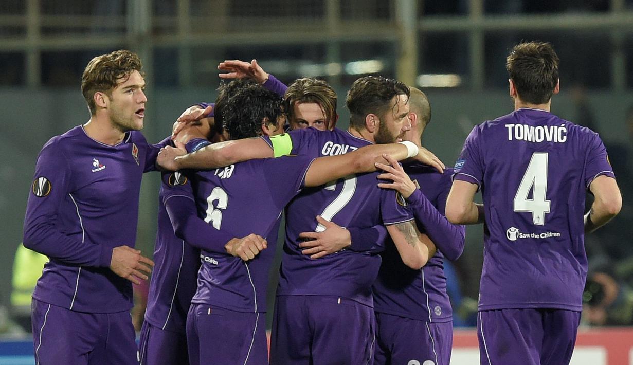 Pemain Fiorentina merayakan gol yang dicetak Federico Bernardeschi ke gawang Spurs dalam leg pertama babak 32 besar Liga Europa di Stadion Artemio Franchi, Italia, Jumat (19/2/2016) dini hari WIB. (AFP/Andreas Solaro)