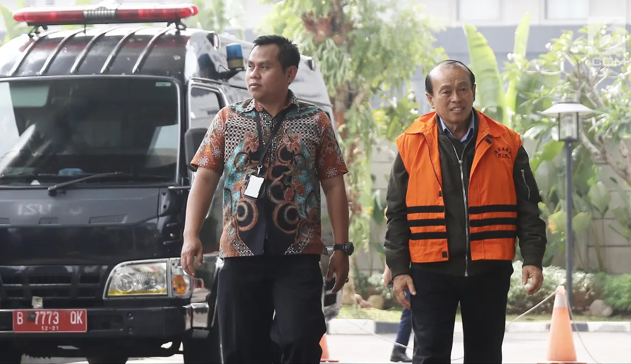 Tersangka Direktur PT Moderna Teknik Perkasa, Susilo Prabowo (kanan) tiba di Gedung KPK, Jakarta, Kamis (2/8). Susilo kembali diperiksa terkait dugaan suap proyek infrastruktur di Kabupaten Tulungagung dan Kota Blitar. (Liputan6.com/Herman Zakharia)