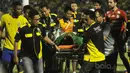 Aji Saka diangkut tim medis setelah menghantam tiang gawang sebelah kanan saat melawan Arema FC pada Liga 1 2017 di Gresik, (12/7/2017). (Bola.com/Iwan Setiawan). 