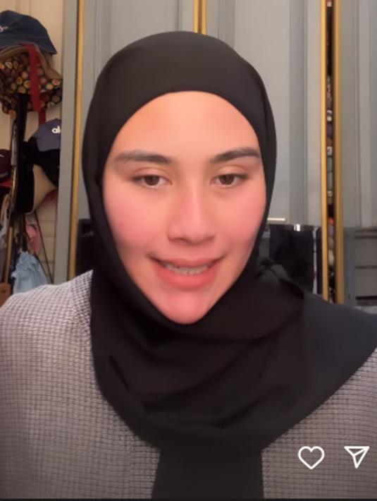 Tak sedikit netizen yang memuji penampilan Syahnaz yang berhijab ini lewat kolom komentar. Bahkan, banyak pula yang turut mendoakan agar Syahnaz bisa tetap memakai hijab dan istiqomah. (Liputan6.com/IG/@syahnazs)