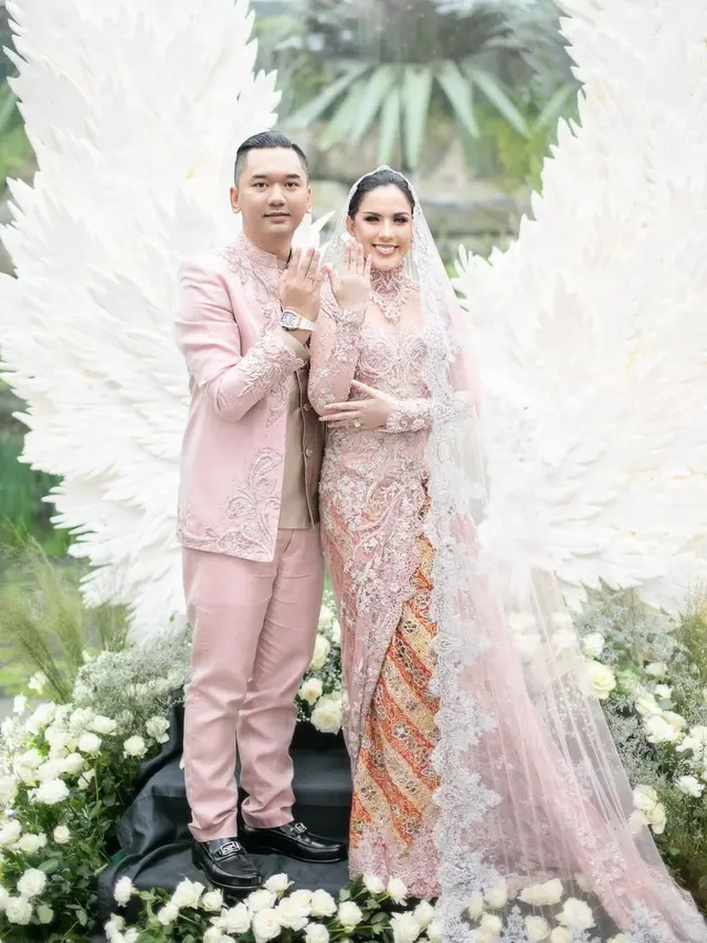 7 Momen Pernikahan Sally Adelia 'Girls Squad', Berkonsep Garden Party