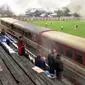 Di stadion sepak bola ini, kereta api dapat melintas sewaktu-waktu. Dengan kata lain, terdapat rel di dalam stadion sepak bola ini
